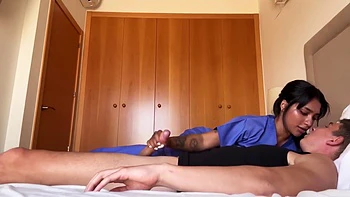 Enfermeira de bunda grande Yasmina Khan deixa paciente gozar no cu