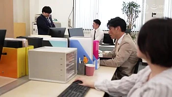 深い眠りの艶やかミニスカ美女が体貪られ目覚めたら足コキ手コキで痴女攻め