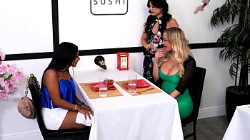 Lesbianas rubia y morena en trío con polla interracial