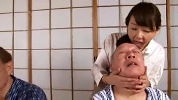 Desmaiando de prazer com uma chupada insaciável