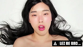 Извращенка Иса Белла поймана за лизанием киски соседки