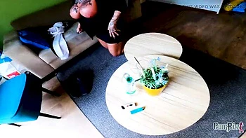 Belle-mère infidèle baise BBC et avale le sperme - Ashley