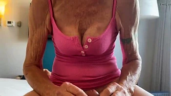 MILF em close: punheta e sexo cowgirl