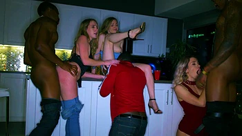 Caliente orgía interracial con Cadence Lux y Jason Luv