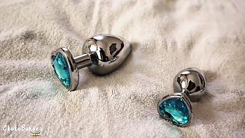 Primeira vez anal: Chokobanana experimenta 3 plugs sozinha