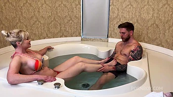 Блондинка с большой жопой жестко трахнута в джакузи