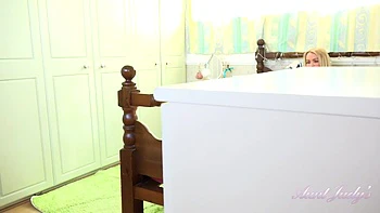 Tatie Jade grosse chatte se branle en POV