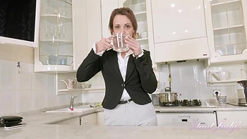 Behaarte Brünette Milf masturbiert nackt