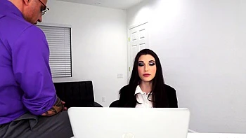 Lily Lou trainiert für tiefe Blowjobs