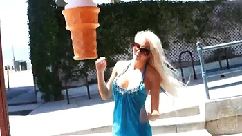 Loira peituda fode cowgirl asiática e chupa