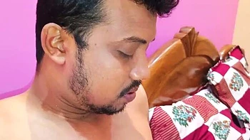 Amigos indianos fodem no hotel - Desi Bhabhi boquete e doggy