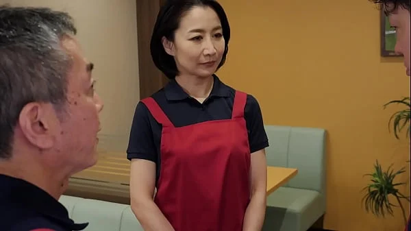 若い男性の精子が欲しくてファミレスで働く性欲旺盛なパート奥様と中出しセックス　瀬尾礼子