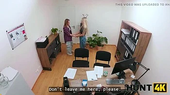 Lésbicas russas quentes agarradas para sexo no escritório