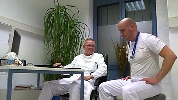 Paciente loira MILF fodida forte exame ginecológico com creampie