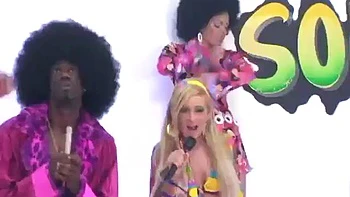 Брюнетка с жестким членом удовлетворяет трёх девушек