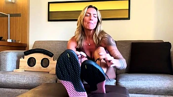 Devil's Footstool: Mikayla loira europeia com fetiche por pés