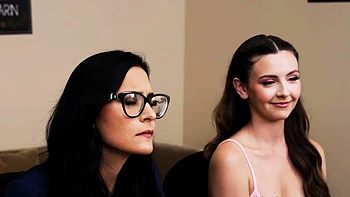 Serenas sexy cleavage sets the tone for a perfect threesome