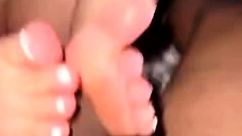 Asiatique tatouée suce et se fait baiser dur