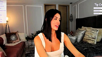 Nackte Hanna Miller zeigt kleinen Arsch und große Titten