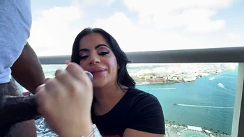 Lissa Aires mit riesigem Arsch bekommt interracial Doggy und Blowjob