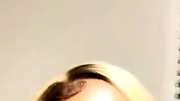 Irene se déshabille et se baise sous la douche