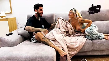 Rubia teen tetona en trío hardcore XL