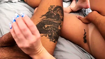 Stiefschwester Zoe-Neli hört auf, mit ihrer Fotze zu spielen, will Schwanz