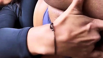 Morena se masturba y corre leche a chorros