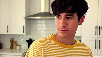 La salope de demi-soeur Braylin Bailey se fait baiser sa chatte rasée