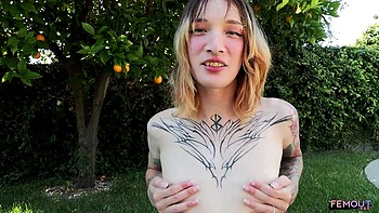 Stormy masturbando com mamilos furados e bundinha