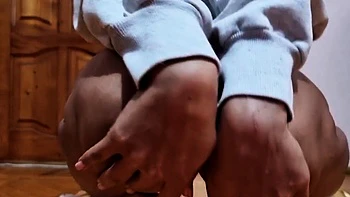 Эбони тинейджерка мастурбирует и кончает на вебке