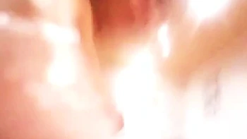 Großbusige Brünette masturbiert mit Dildo vor der Cam