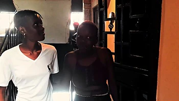 Zwei geile schwarze Lesben lecken nasse Fotze