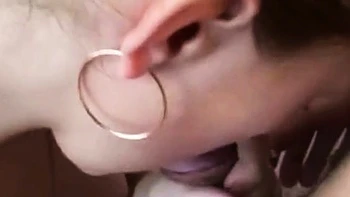 Blonde MILF schluckt tief im Nahaufnahme