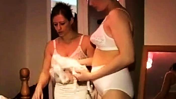 Amigas maduras fodendo buceta lésbica com os dedos