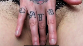 Adolescente coquine du Wisconsin tease en JOI et renifle ses culottes