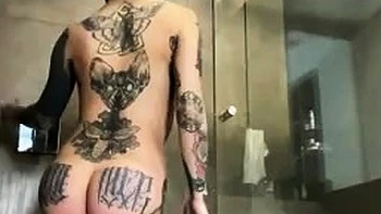 Peituda de capuz de látex se masturba no chuveiro