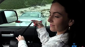 Brünette Teen bekommt Hardcore-Facial im POV