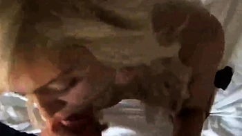 Blonde suédoise suce une grosse bite POV