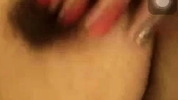 Азиатская MILF мастурбирует в вебкамеру