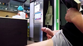 Le muestro mi polla dura a madrastra, ella se masturba