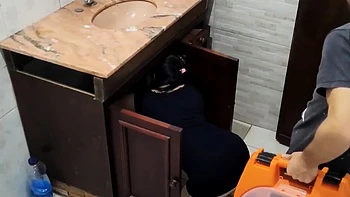 Муж чуть не застал жену с сантехником