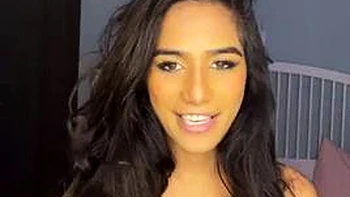 Ruiva lésbica mostra os peitos e brinca com brinquedos