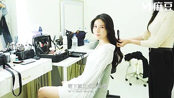 Amante asiática AsiaM chupa pussy y monta tetas grandes