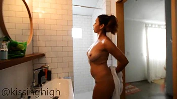 Любительница с большими сиськами сосет и ебется сверху