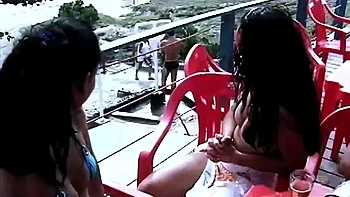 Crys Taylor geme, goza, dá a buceta e saliva