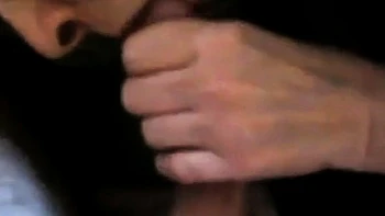 Старая датская мамка делает минет и ласкает рукой