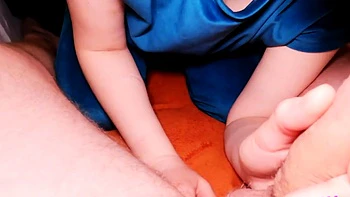 Mi hermanastro me cubre las tetas pequeñas con su polla y semen