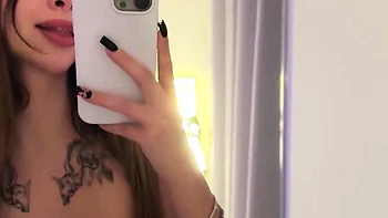 Adrianna Savu secoue ses grosses nichons devant le miroir