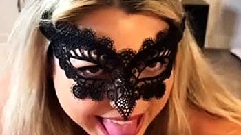 Loira chupando pau com grande ejaculada facial